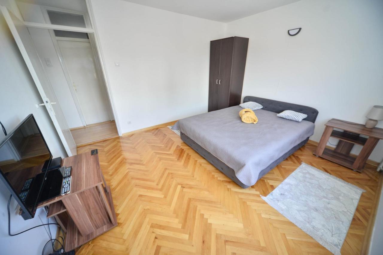 Apartman Centar Lux Πίροτ Εξωτερικό φωτογραφία